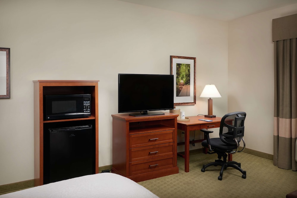 Hampton Inn and Suites Salem 37/42
