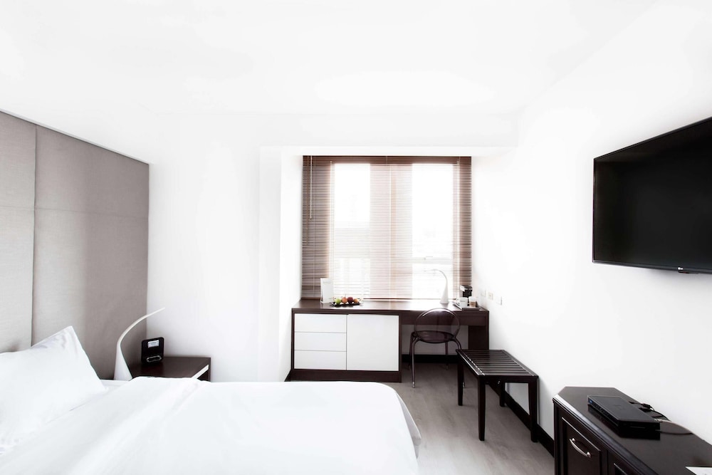 ROOM, QUEEN BED