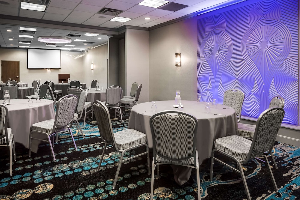 Radisson Hotel and Conference Center Coralville - Iowa City 36/61