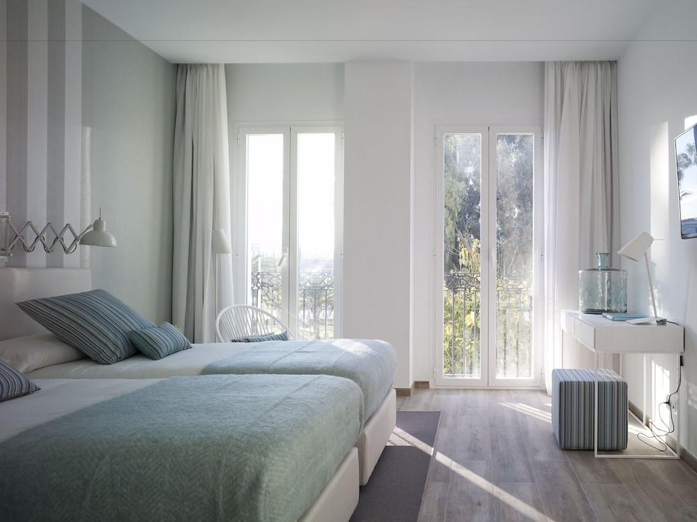 EXECUTIVE, DOUBLE OR TWIN BED