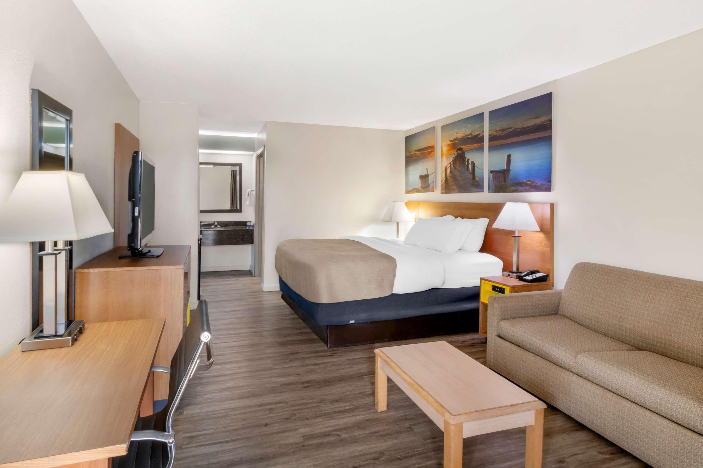 Efficiency, Suite, King Bed