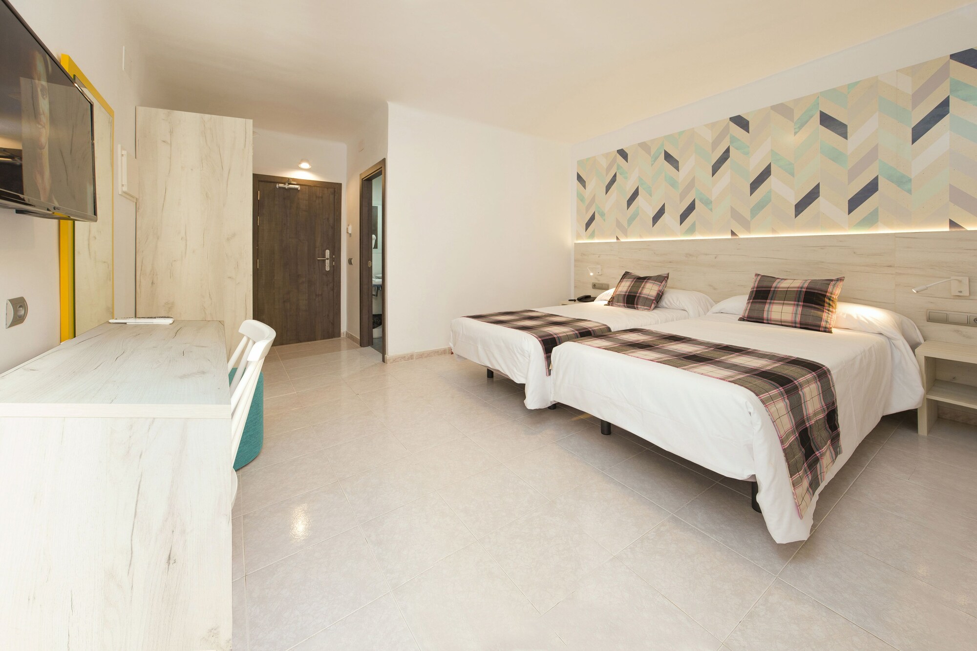 ROOM, TWIN BEDS