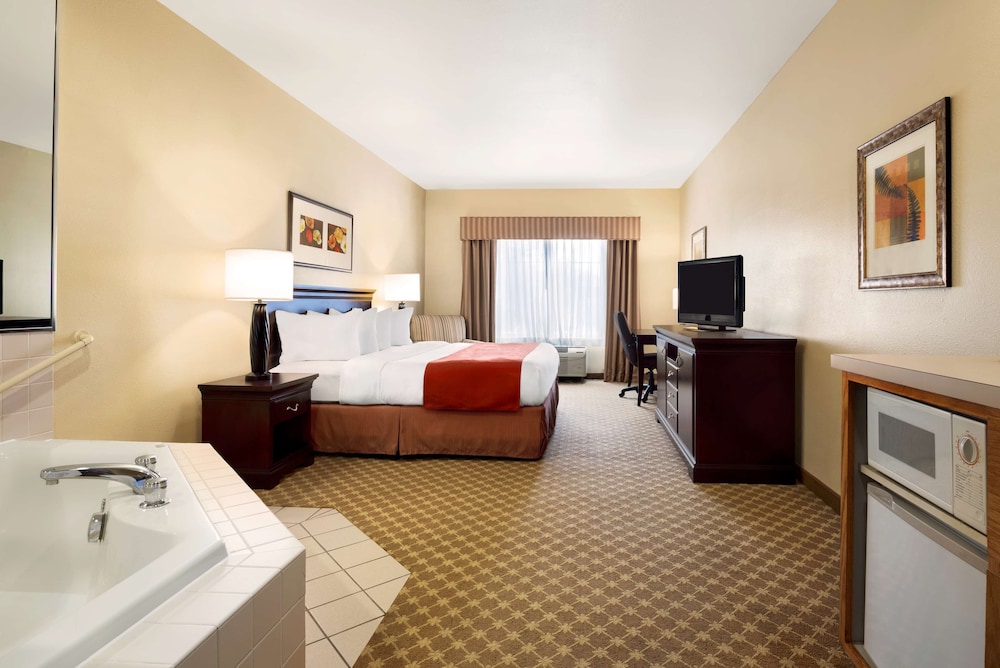 Country Inn & Suites by Radisson, Clinton, IA 4/19