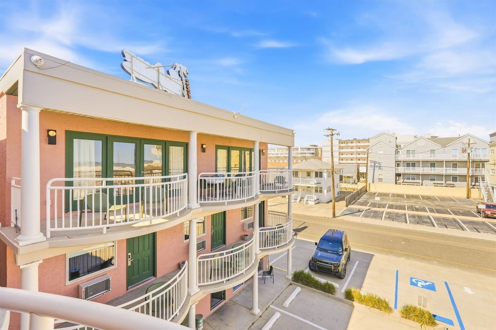 Coliseum Ocean Resort 3/64