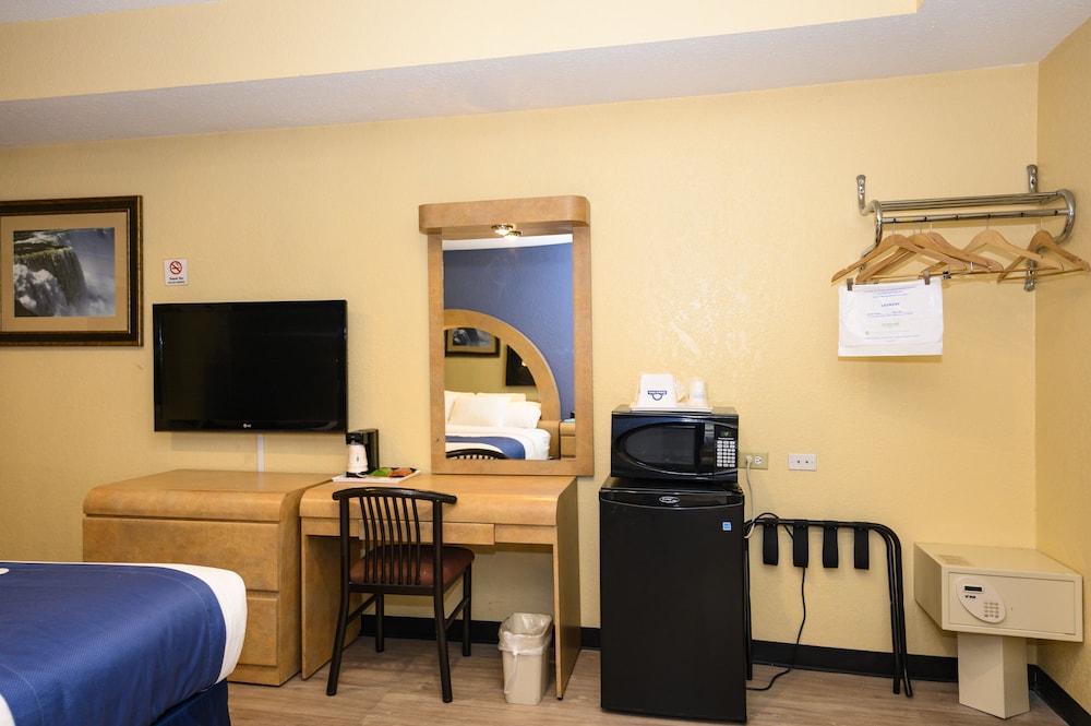 Days Inn and Suites By Wyndham Niagara Falls/Buffalo 26/40