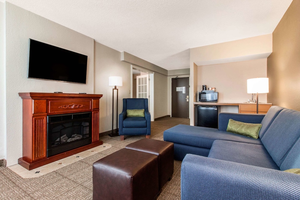 Comfort Inn and Suites Omaha Central 30/42