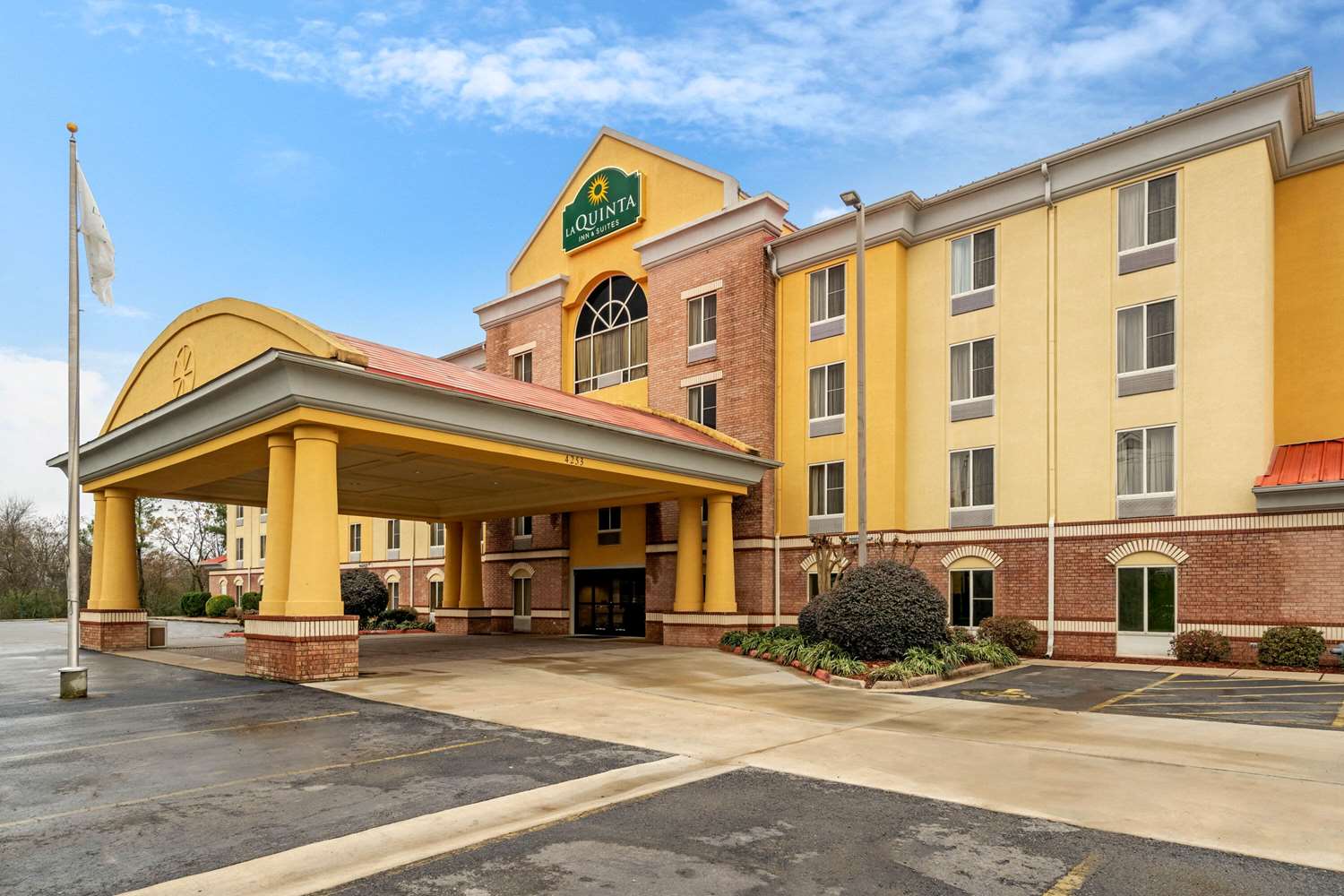 La Quinta Inn & Suites by Wyndham Hot Springs 49/57