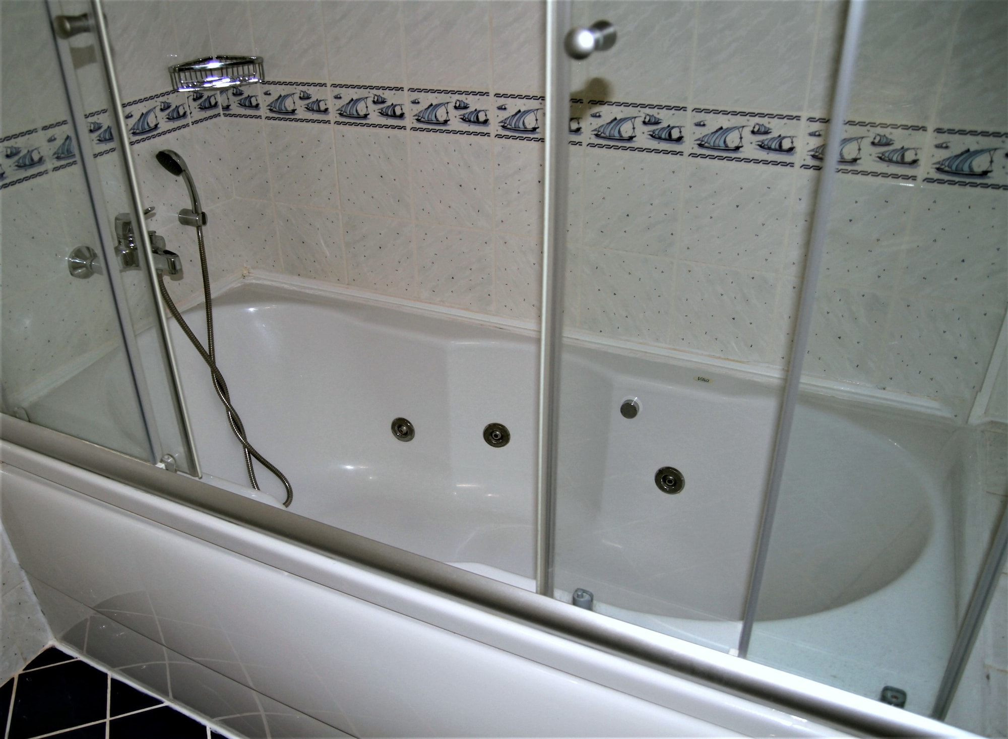 Suite, 1 Double and 1 Single Bed, Queen Bed, Baga Hotel 9/9