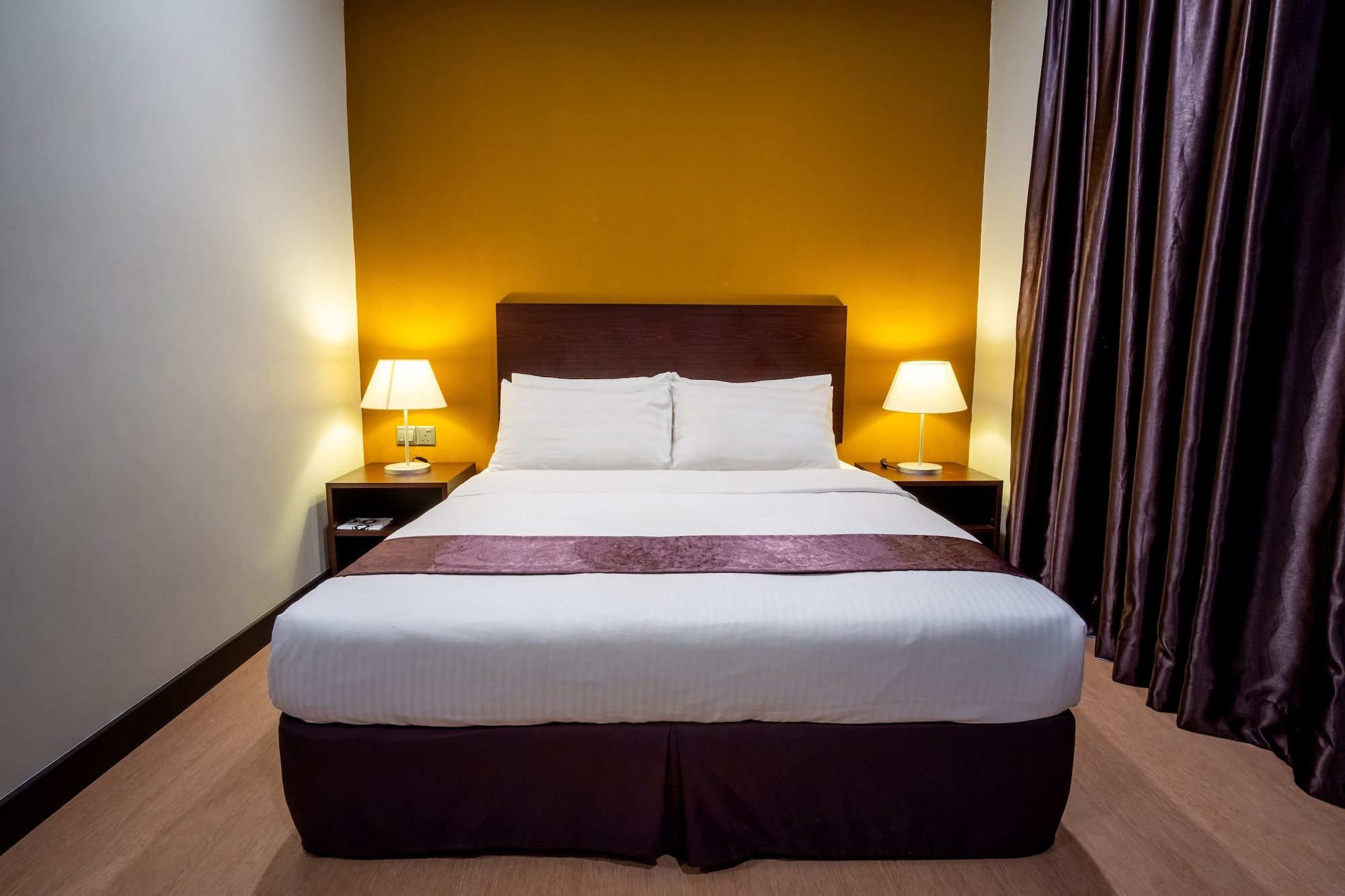 DELUXE, QUEEN BED