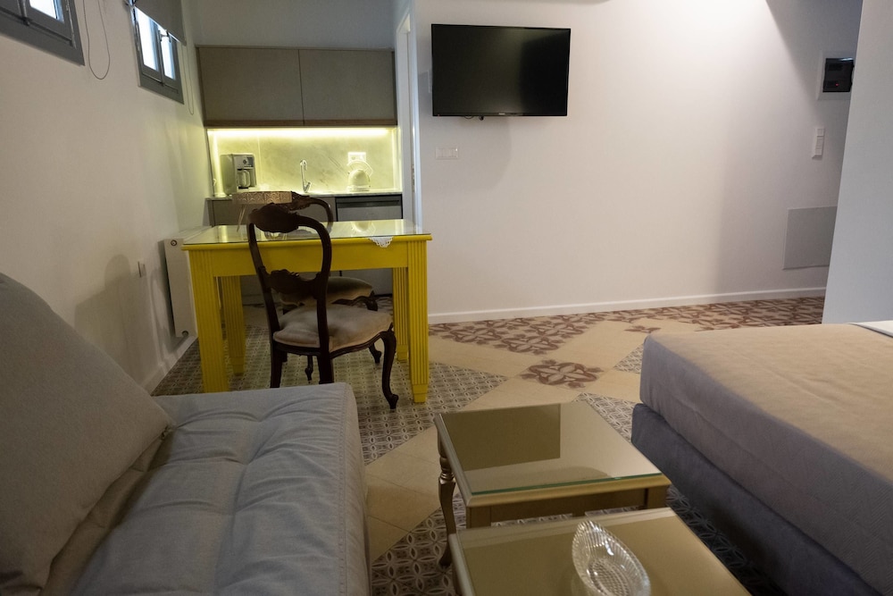 Athenian Yard Suites 31/50