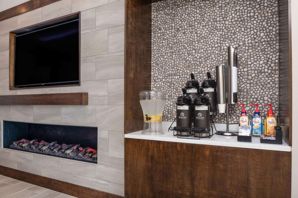 La Quinta Inn & Suites by Wyndham Greensboro Arpt High Point 43/52