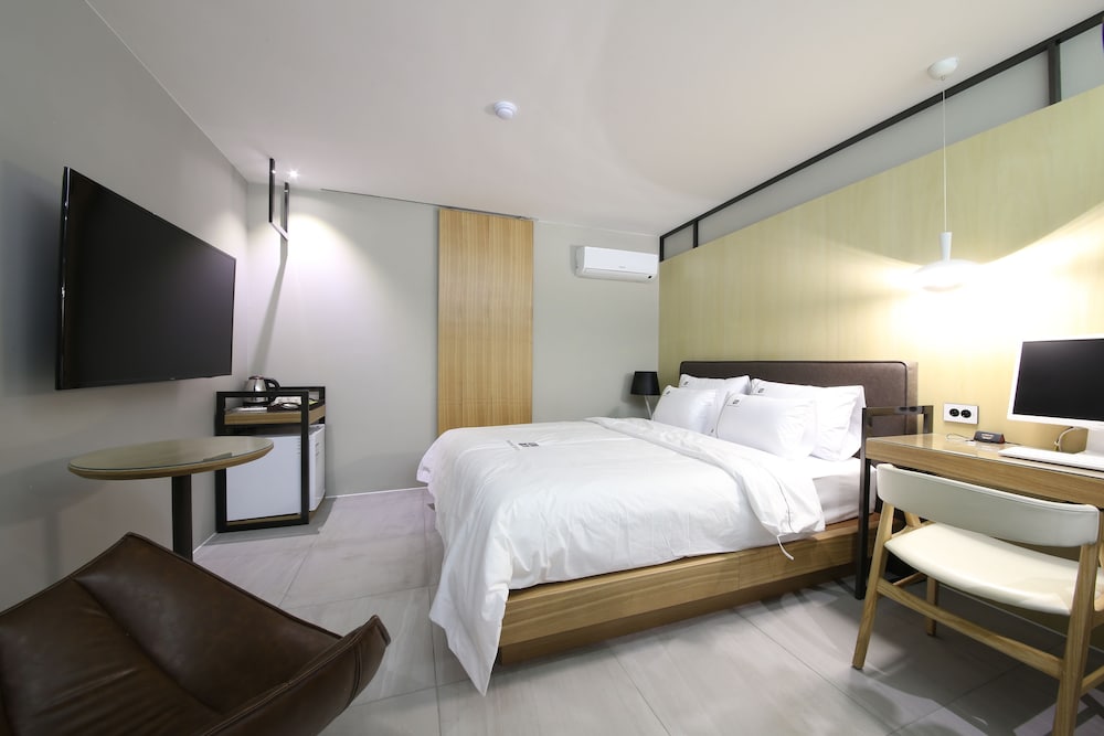 Avenue Hotel 9/41