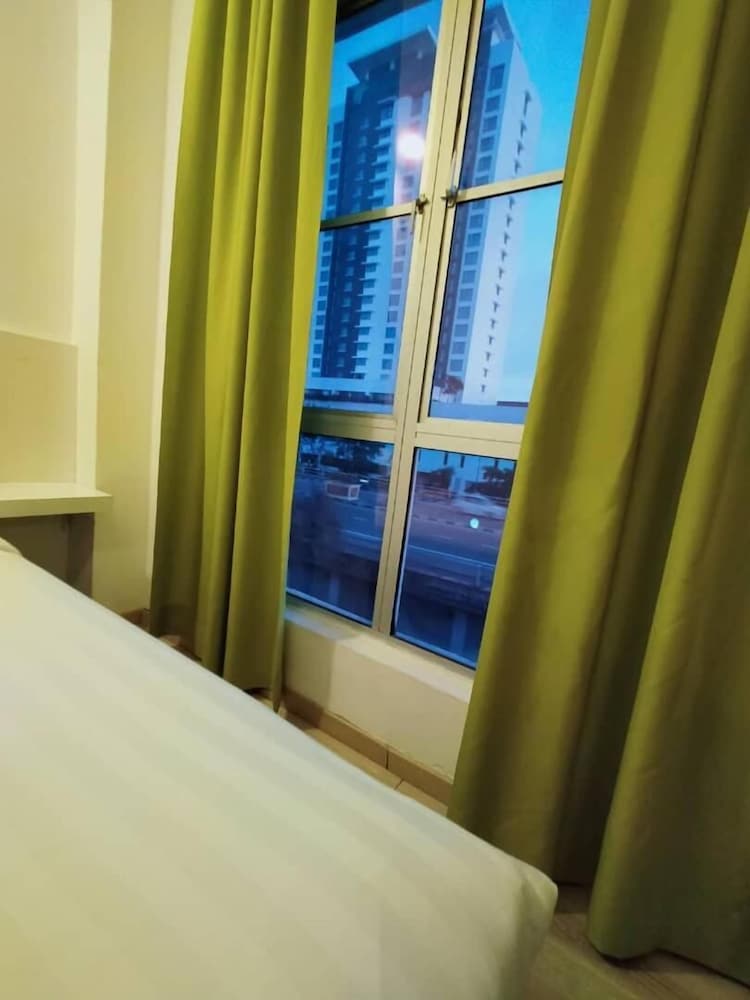 Hotel Zamburger Plaza Mahkota 45/67
