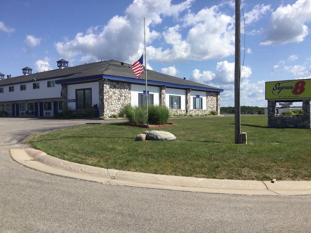 Super 8 by Wyndham Petoskey 20/21