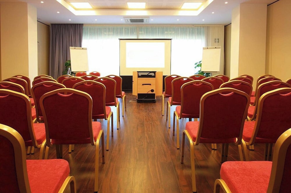 Travelodge BCN Cornella Fira 51/56
