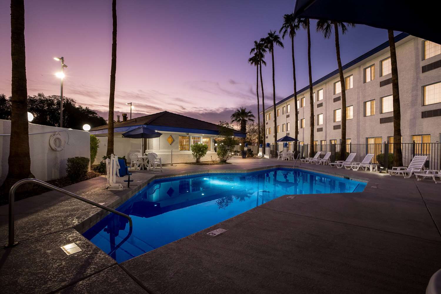 Days Inn & Suites by Wyndham Mesa Near Phoenix 35/36
