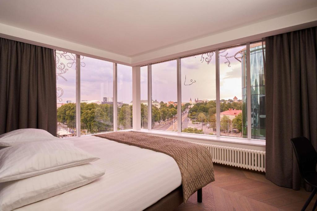 Suite, King Bed, City View, Bath and Shower, Living Area