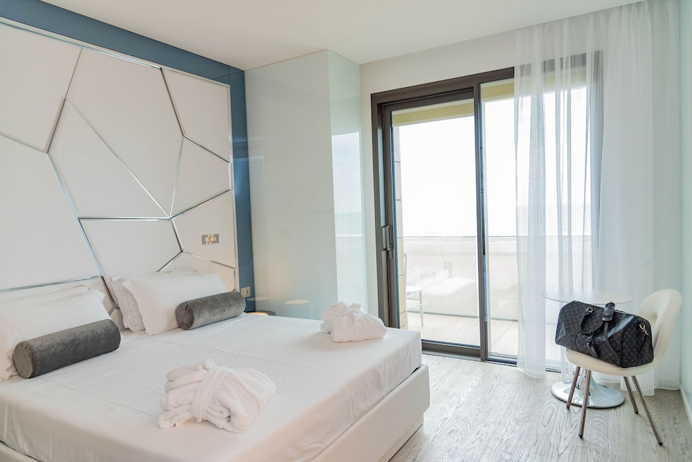 DELUXE, DOUBLE BED, PARTIAL SEA VIEW, BALCONY