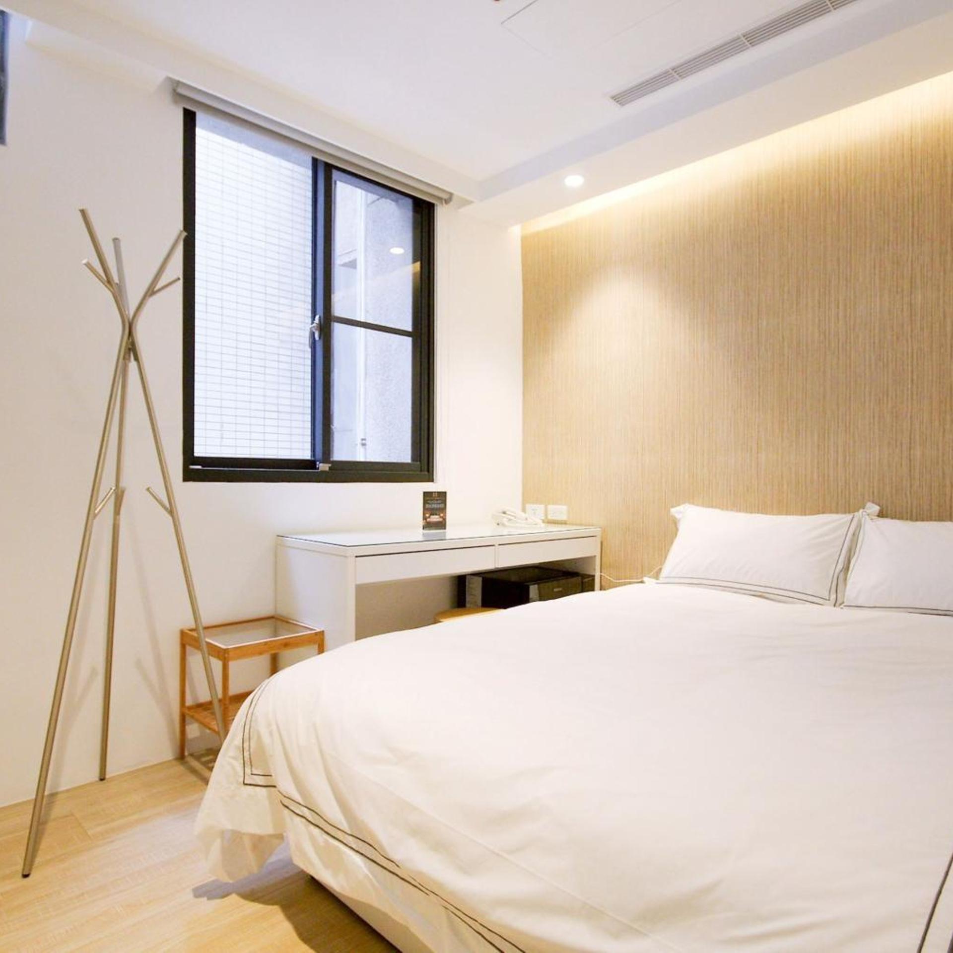 Mini West Hotel 9/50