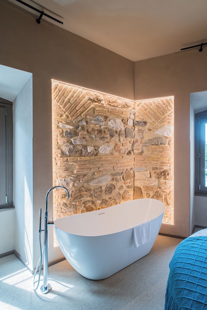 163 Boutique Hotel 46/50