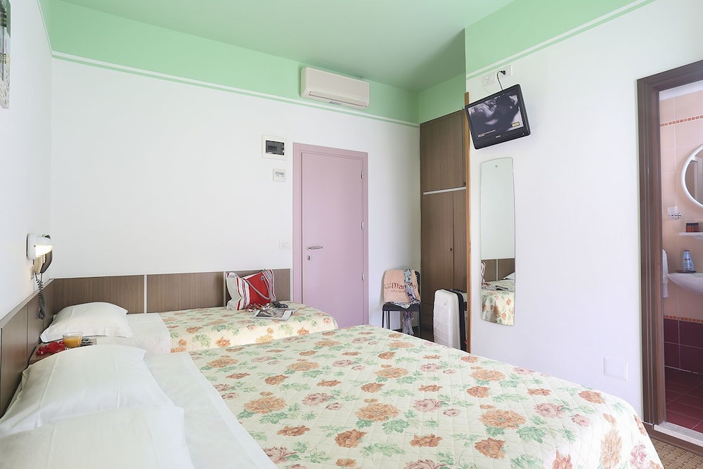 FAMILY, DOUBLE OR TWIN BED, PARTIAL SEA VIEW, BALCONY
