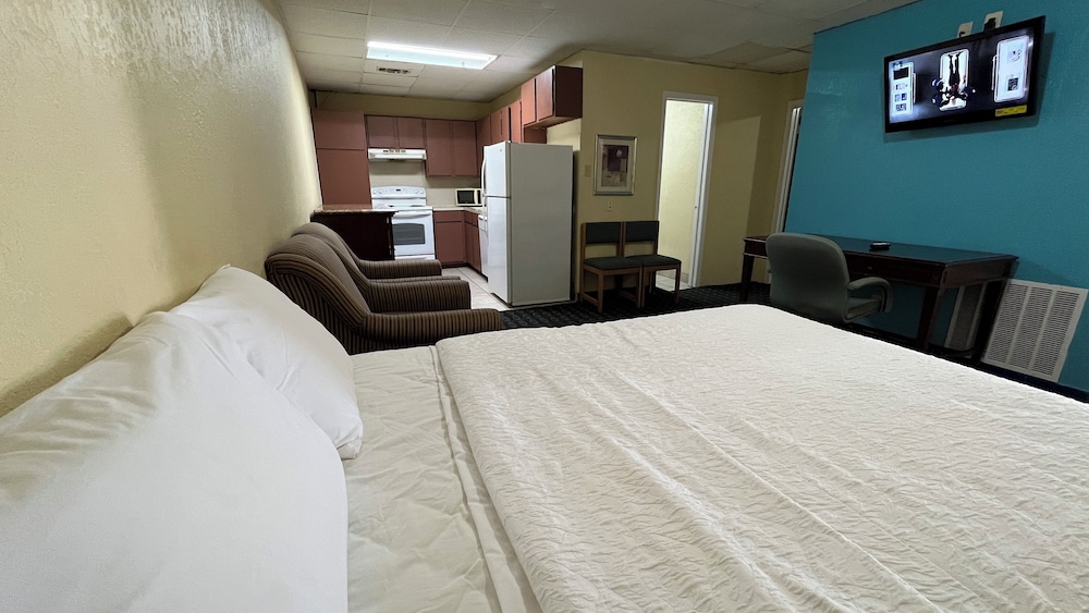 Family, Apartment, 3 Queen Beds, Extended Stay Snyder 5/10