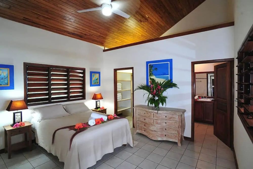 3 BEDROOMS, VILLA, BEACH SIDE