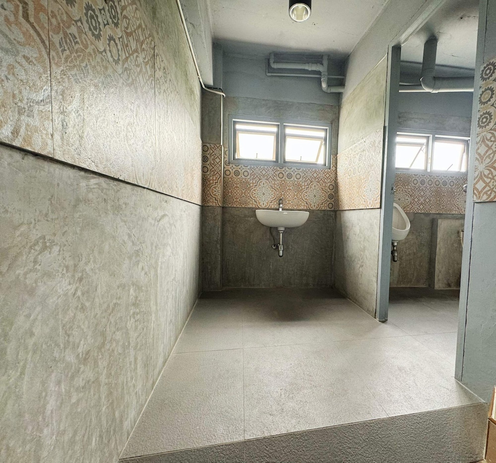 OYO 75465 Lucky Hostel (Huai Khwang) 19/30
