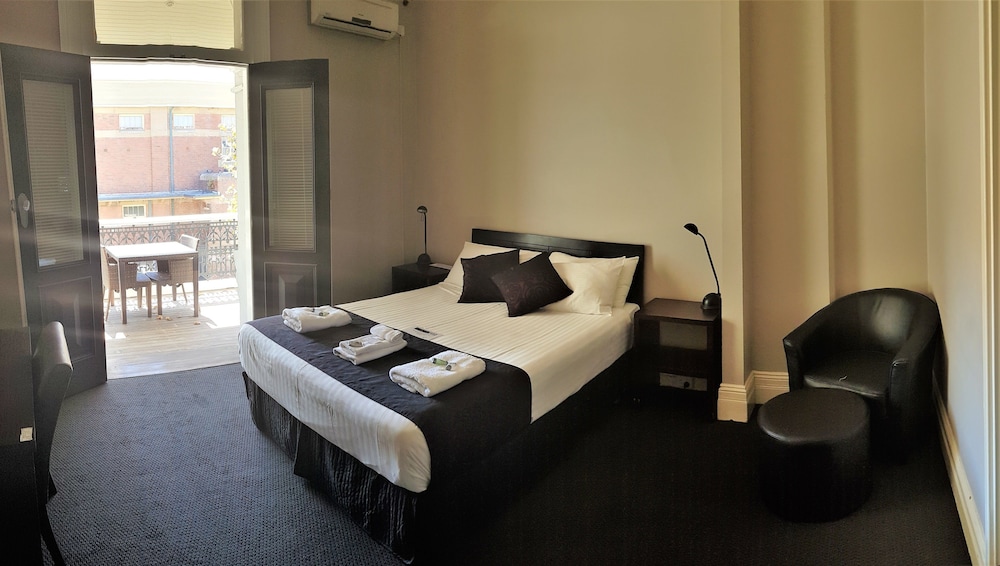 ROOM, QUEEN BED