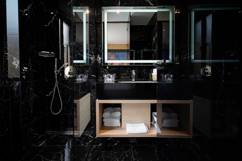 Maccani Luxury Suites 84/85
