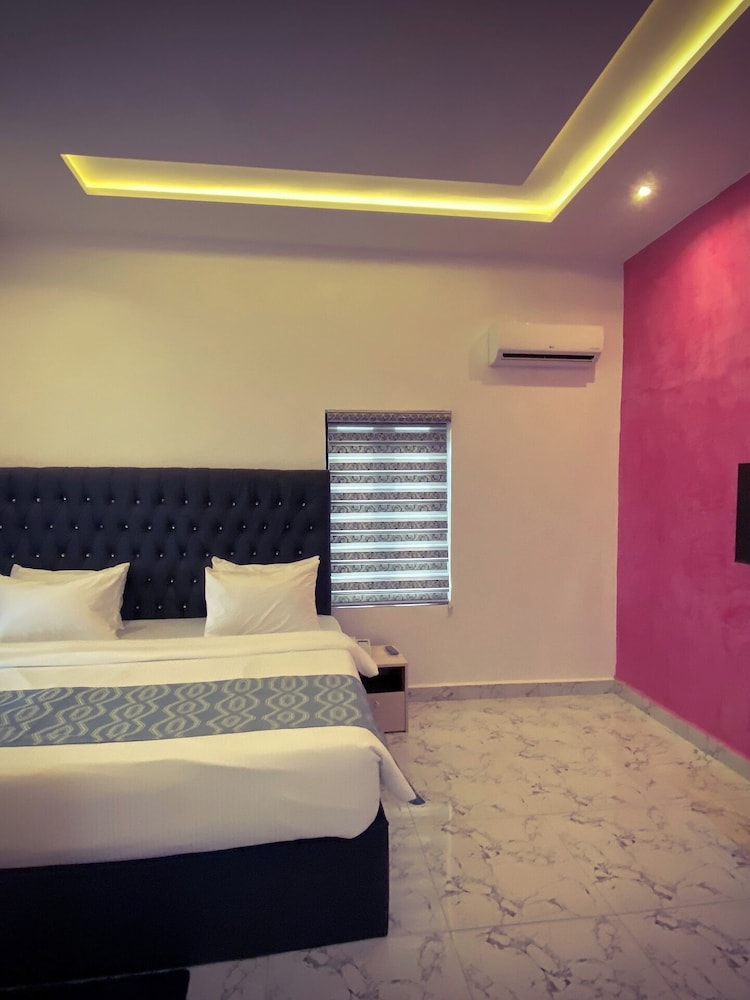 Adna Hotel 24/50