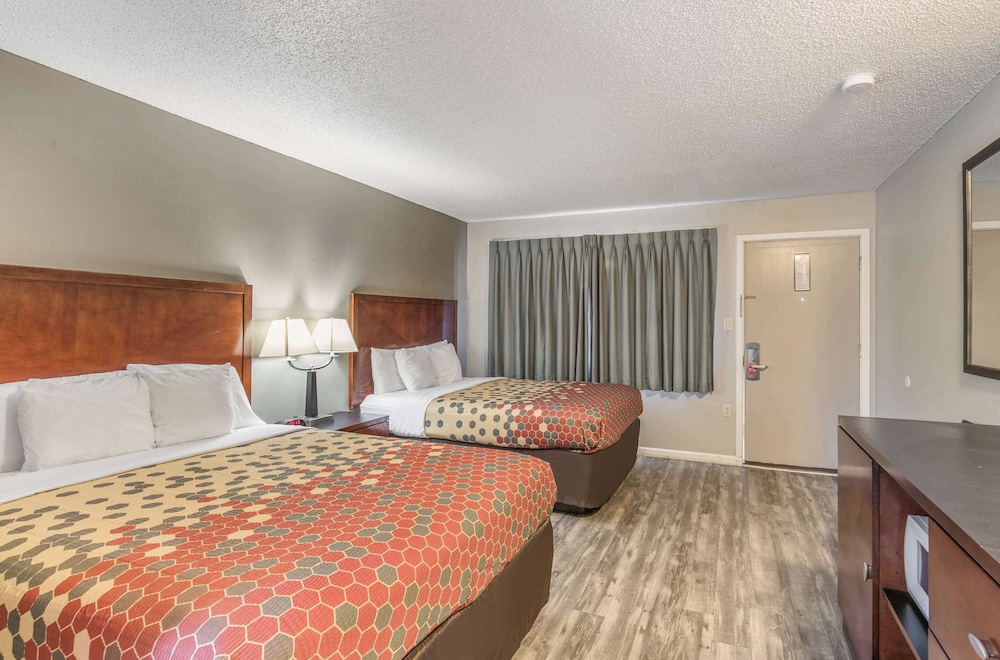 Econo Lodge Inn & Suites Yreka, CA 8/50