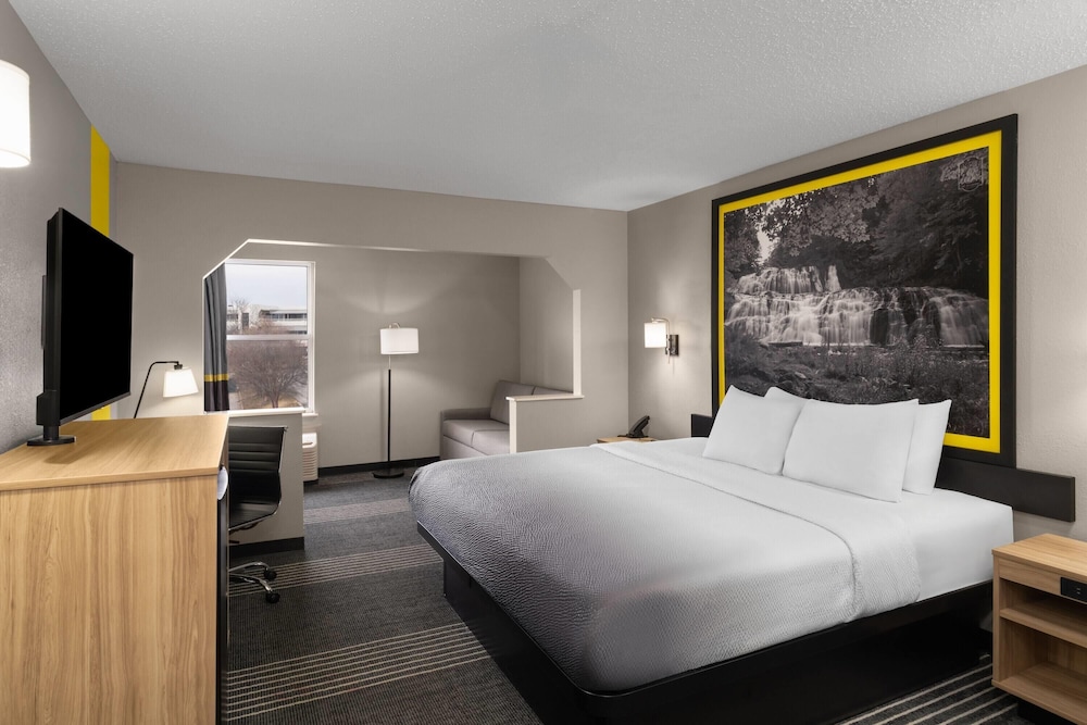 SUITE, KING BED, SOFA