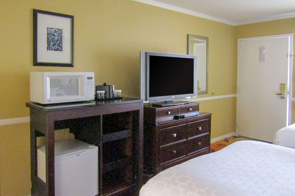 Clarion Inn Near China Lake Naval Station 33/43