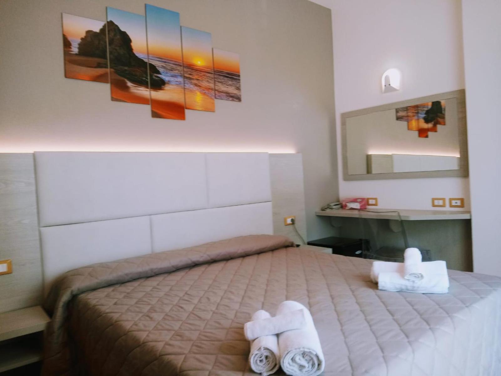 Monica Hotel 9/49