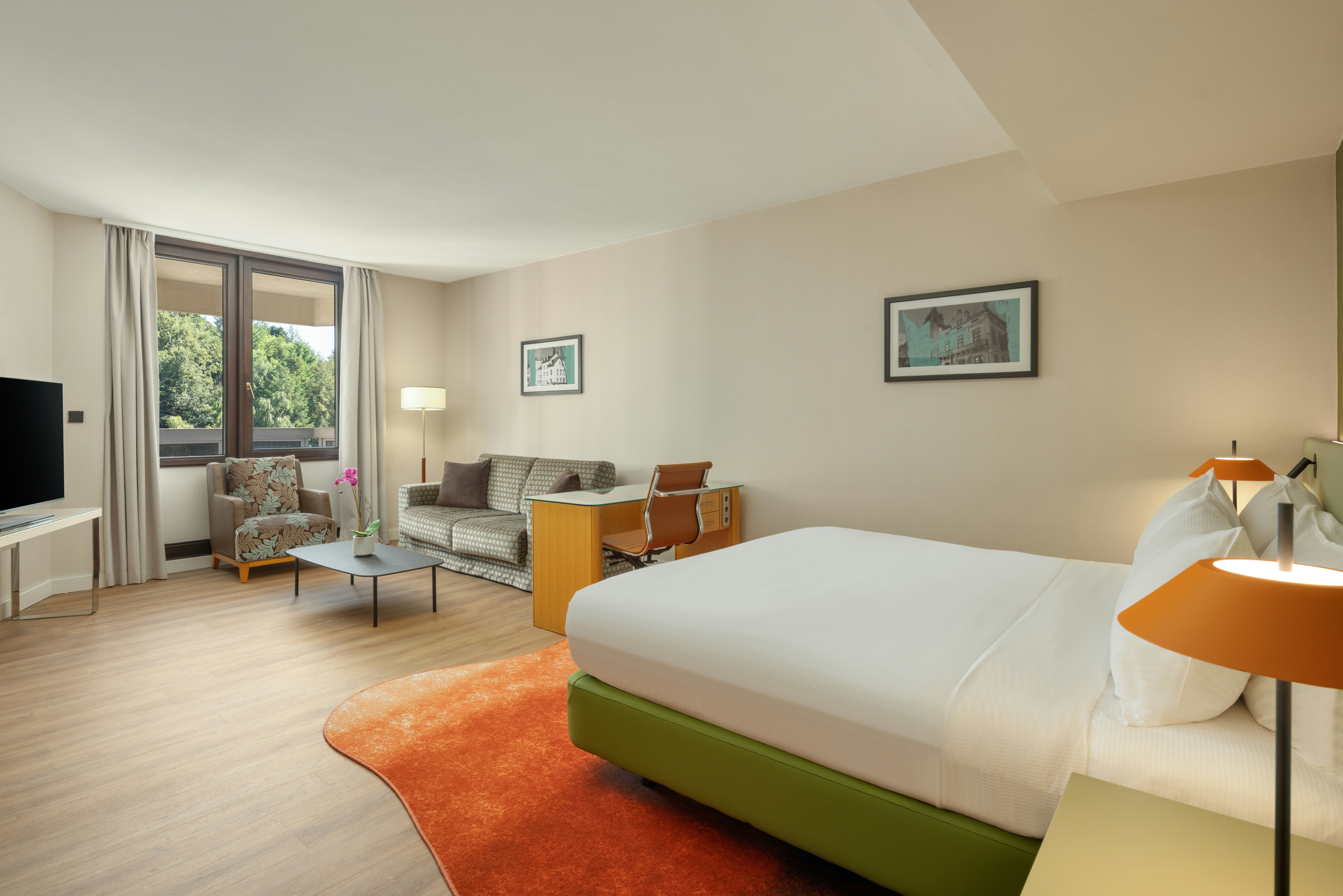 DELUXE, KING BED