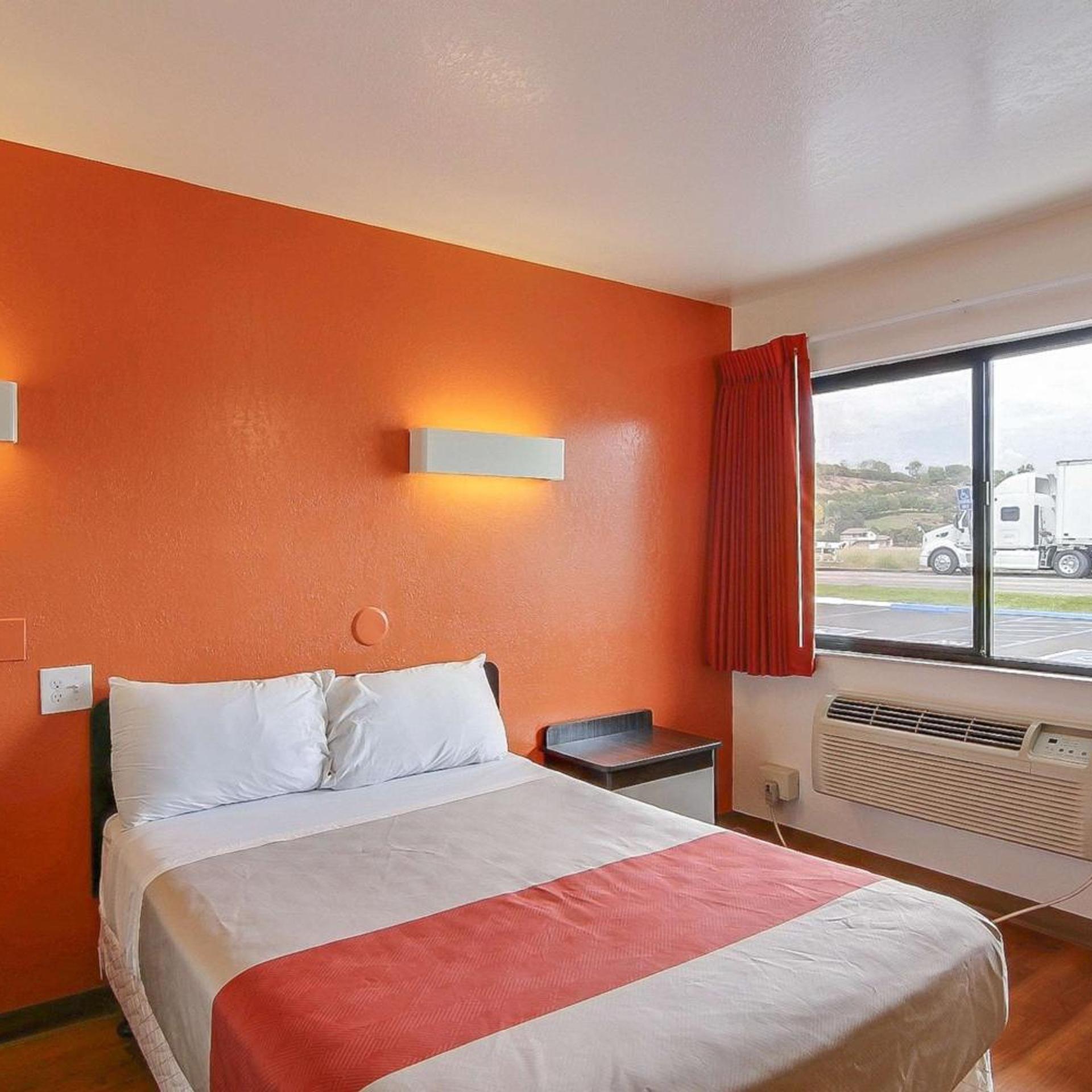 1 Queen Bed