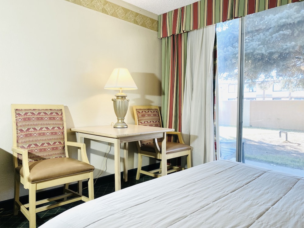 Brentwood Inn and Garden 24/47
