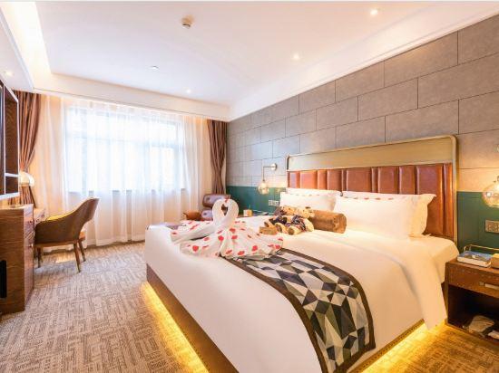 Deluxe, King Bed