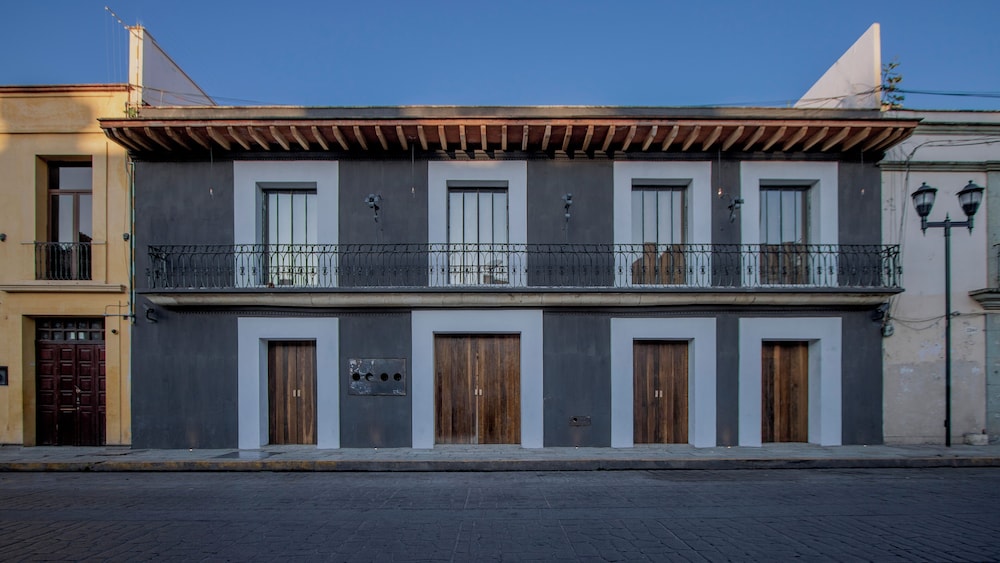 Hotel Sin Nombre 2/50