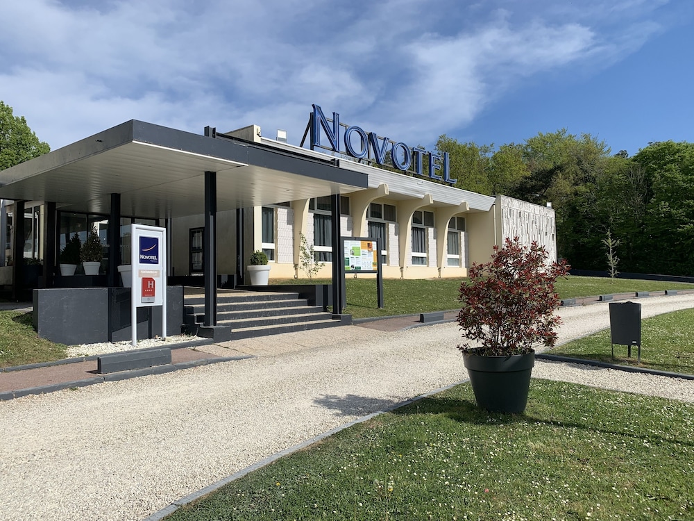NOVOTEL FONTAINEBLEAU URY 45/51