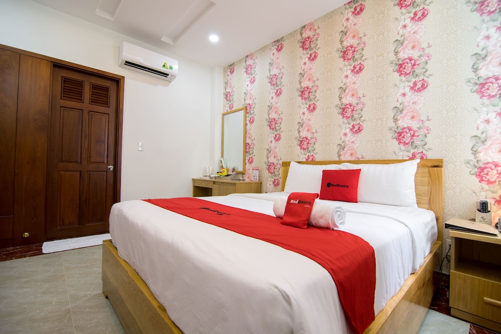 RedDoorz Plus near Tan Son Nhat airport 2 18/50