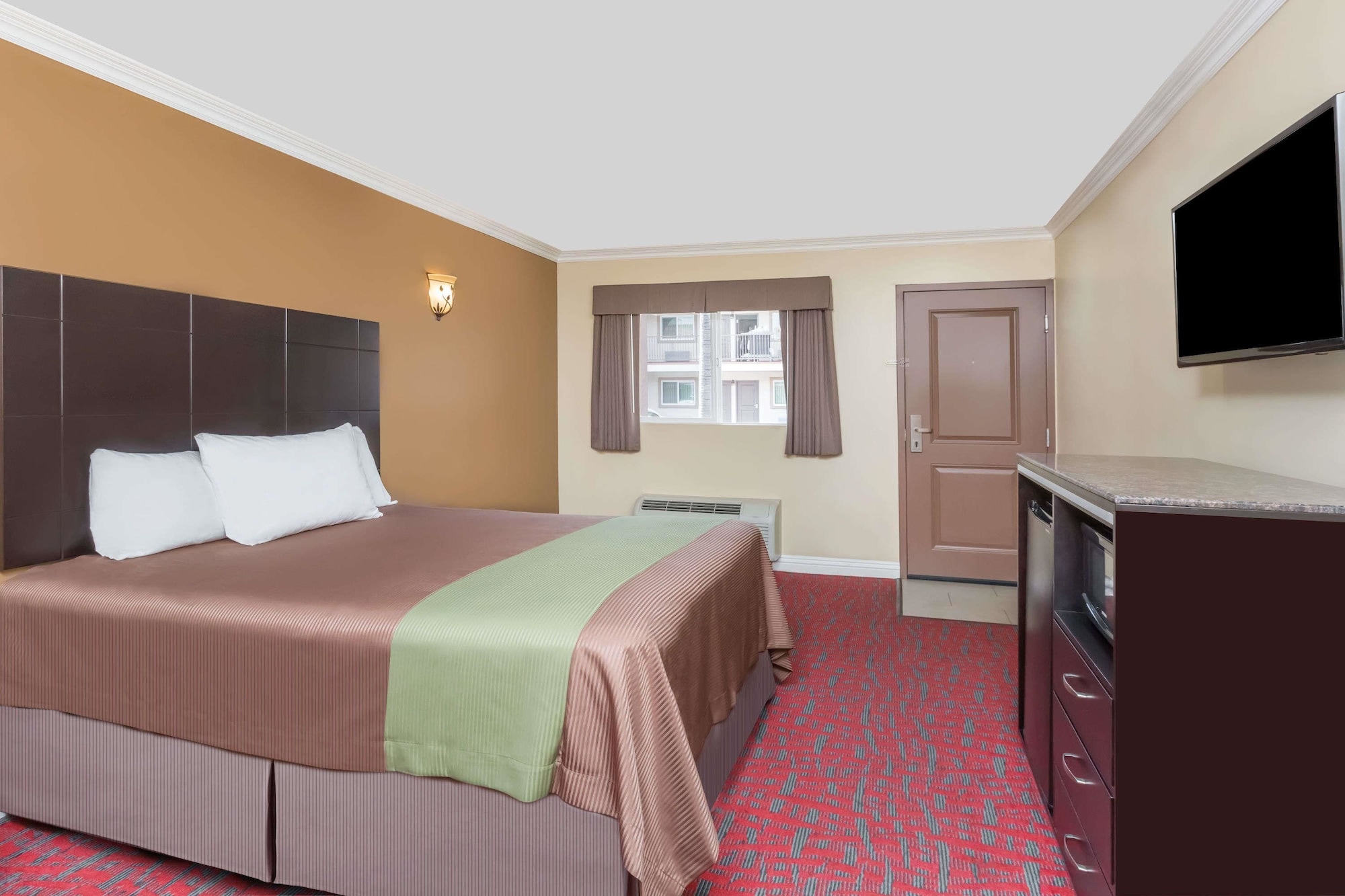 غرفة بسرير كوين للمدخنين، Travelodge Inn & Suites by Wyndham Bell Los Angeles Area 2/4