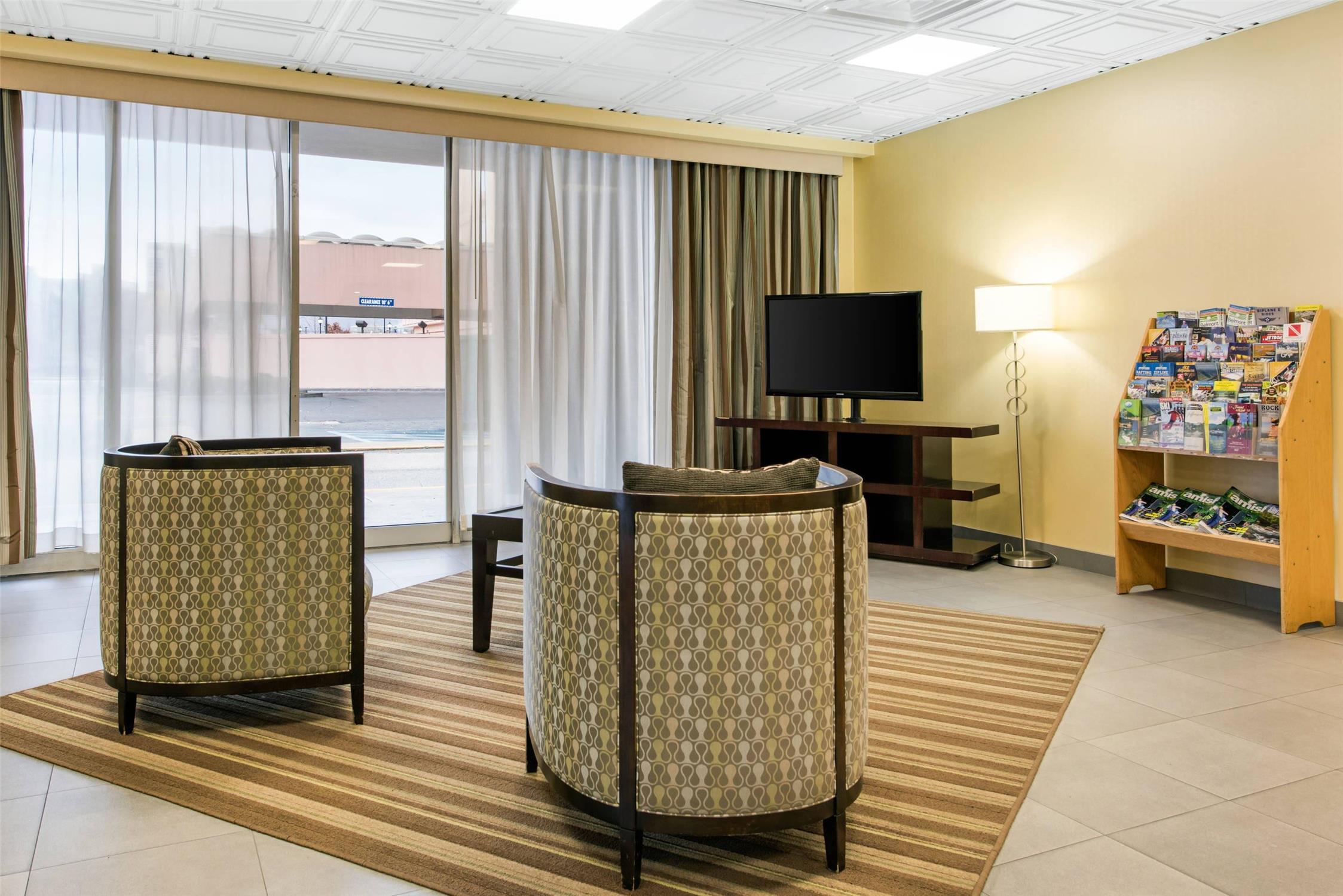 Quality Inn & Suites Charleston - Civic Center 24/28