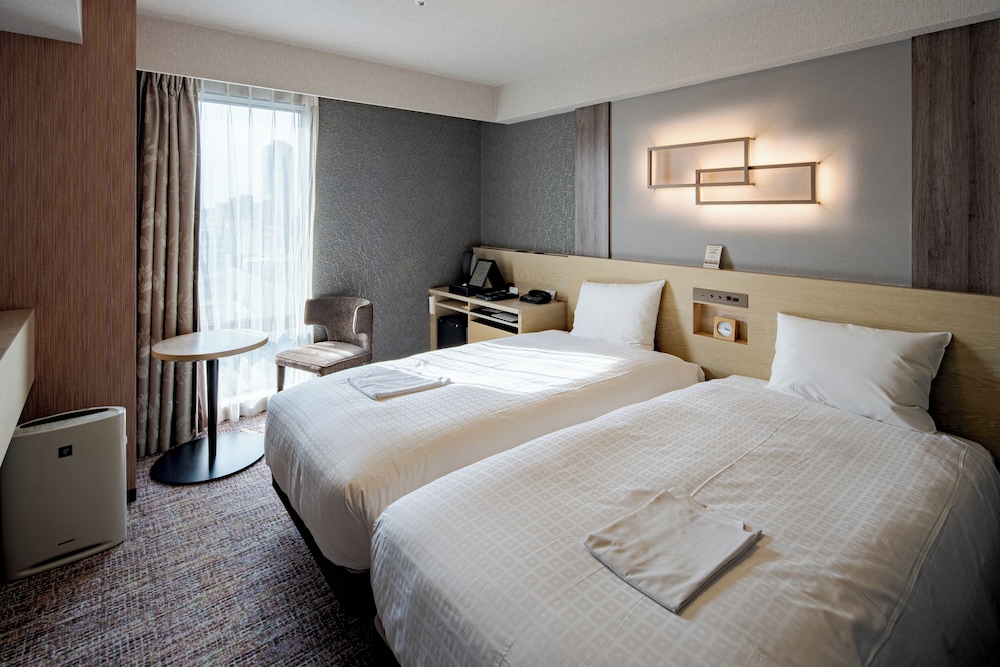 COMPACT, TWIN BEDS, SMOKING