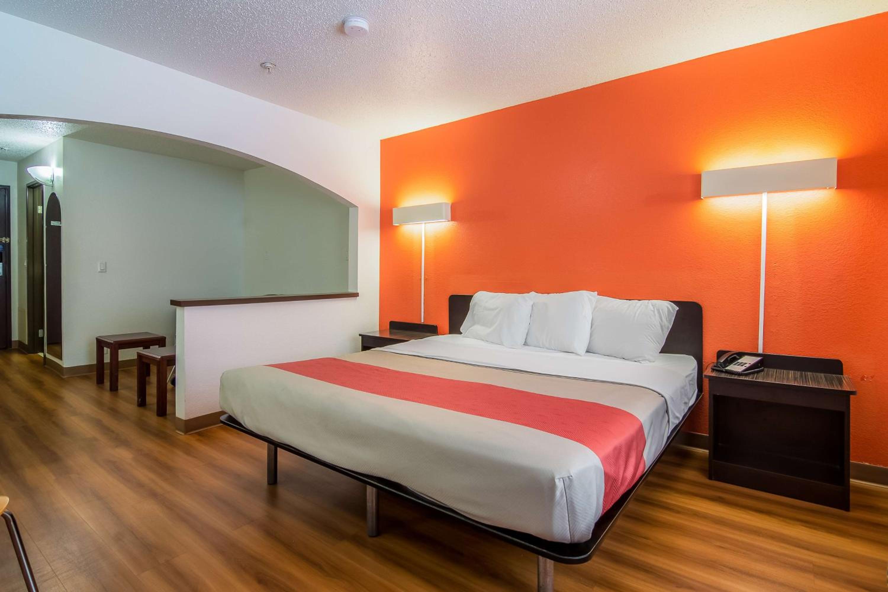 ROOM, KING BED, SMOKING