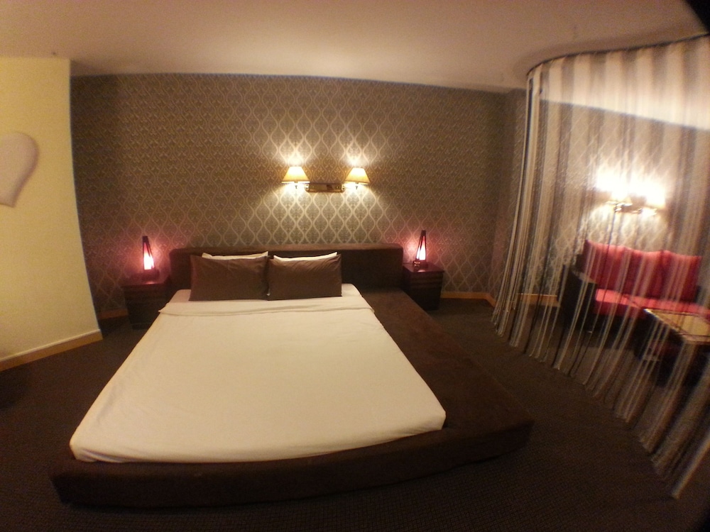 Paragon City Hotel 28/28
