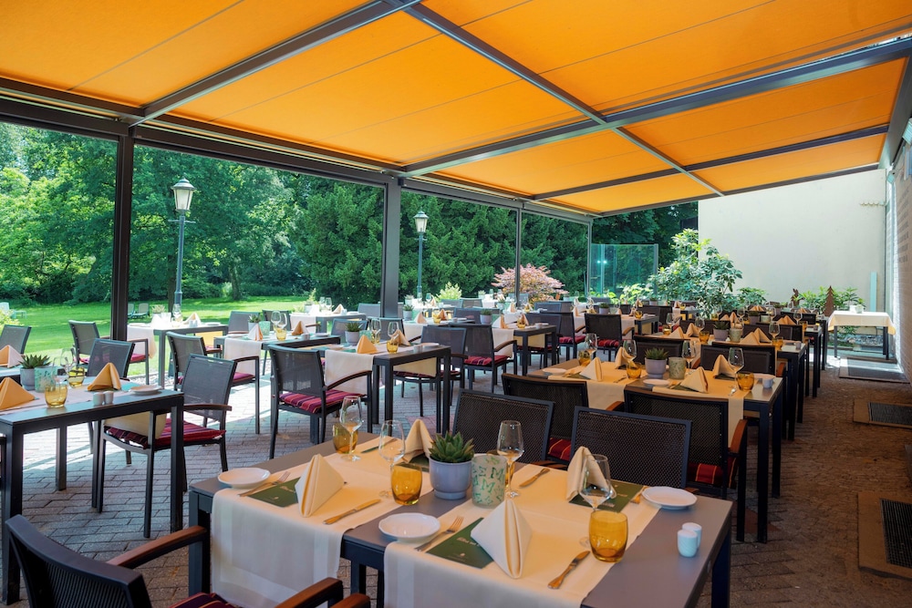 Parkhotel Schloss Hohenfeld (Parkhotel Hohenfeld) 48/65