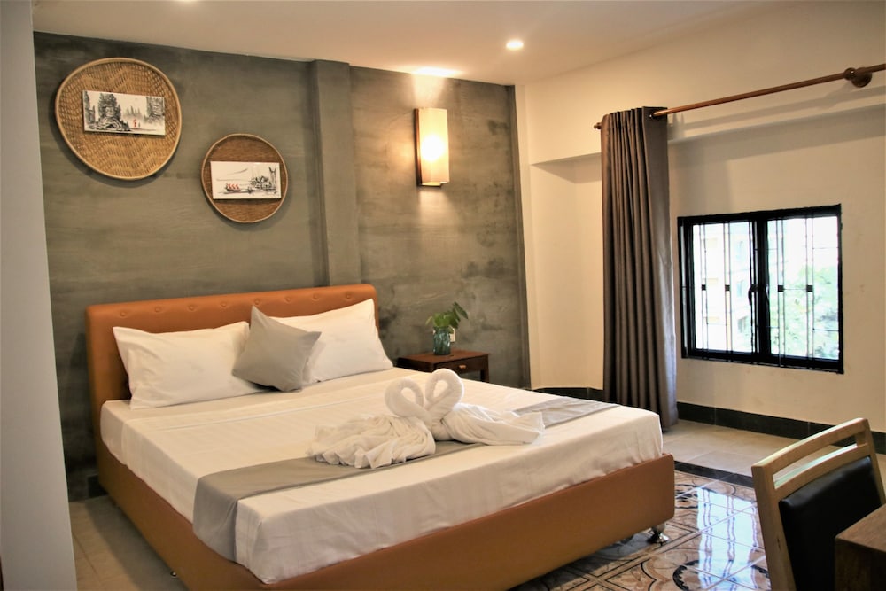 SUPERIOR, QUEEN BED, SMOKING