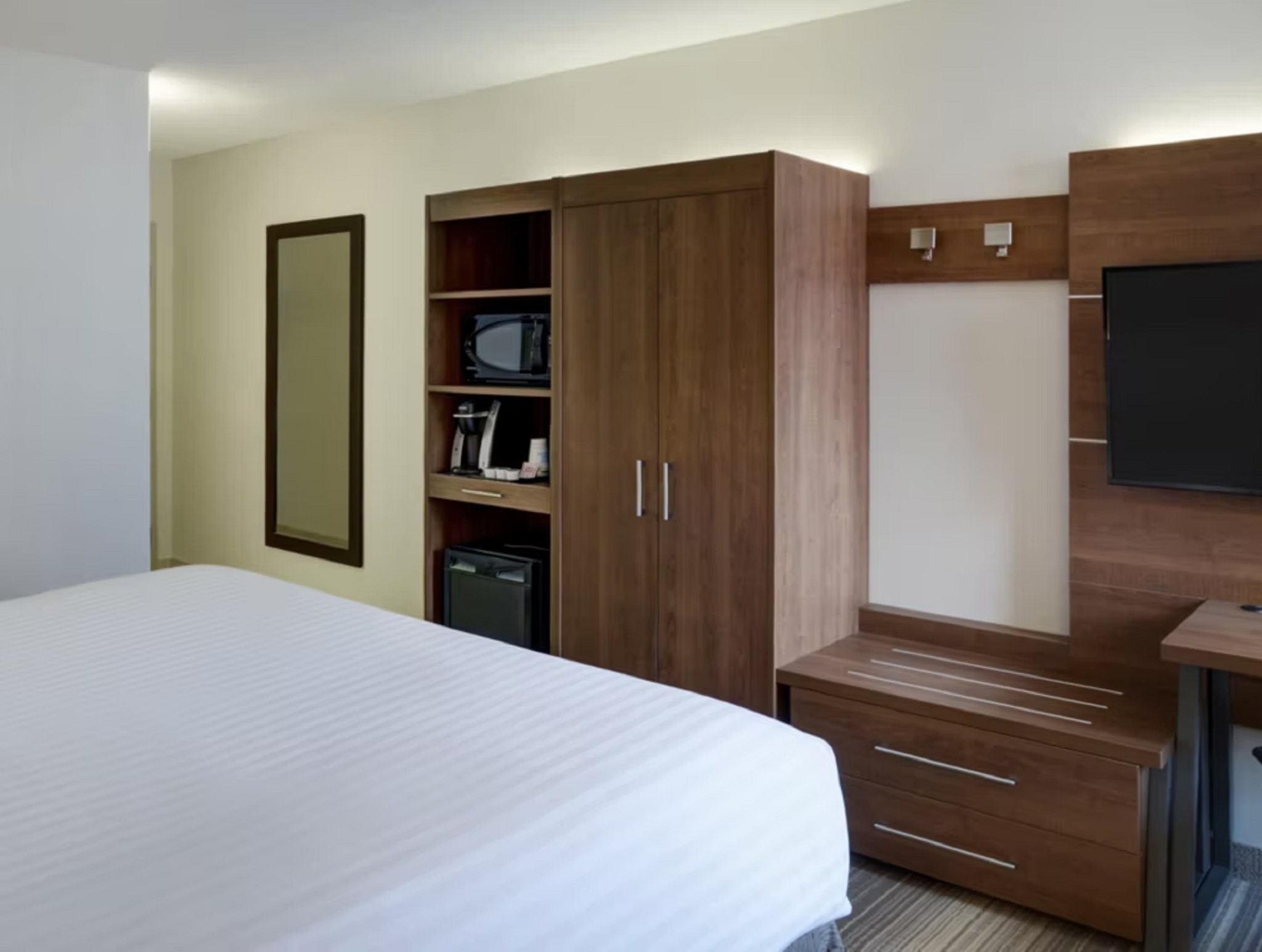 غرفة بسرير كينج لذوي الإعاقة، Holiday Inn Express Toronto Downtown 3/5